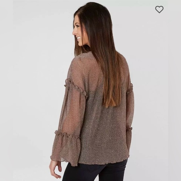 GIMMICKS by BKE Lurex Ruffle Top Medium - Picture 3 of 13